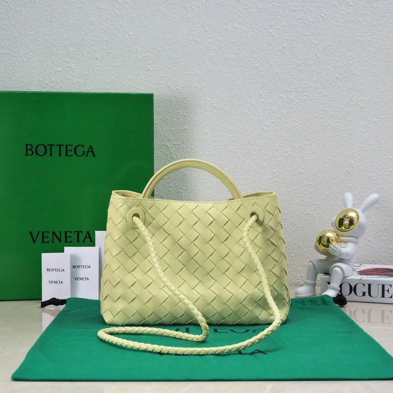 Batch 1860 B's 2023 spring and summer new model continues the brand's woven style with detailed metal knot switch buckles. This time, the shoulder straps are also made into tube weaves, showing different craftsmanship. The carrying method is versatile to create more different looks. Intrecciato woven leather small handbag, equipped with sliding crossbody strap. Internal compartments, including 1 zipper pocket and 2 open pockets with magnetic buckle closure. Size: 19*25*10.5cm, model: 7463#